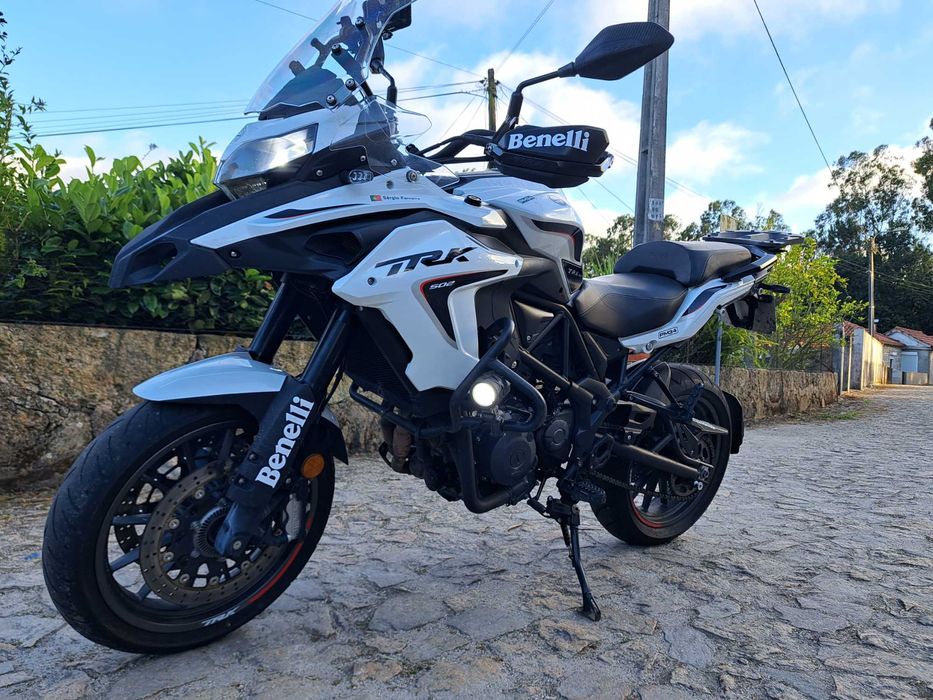 Vendo minha benelli trk 502 bom estado  revisões feitas mota em muito bom estado