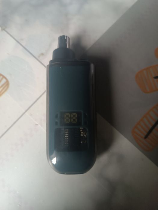 Акомуляторный триммер для волос в носу или ушах.