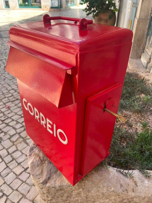 Caixa de Correio Metálica Vermelha – Como Nova