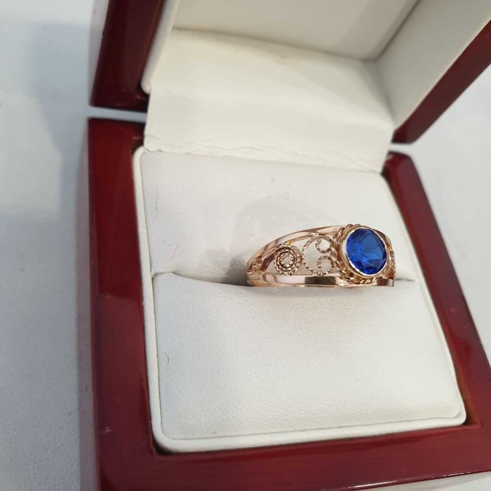 Śliczny filigramowy złoty pierścionek 583 z niebieskim oczkiem