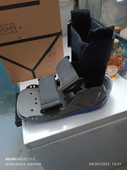 Bota de Caminhada nova com suportes rígidos (Ortopedia)