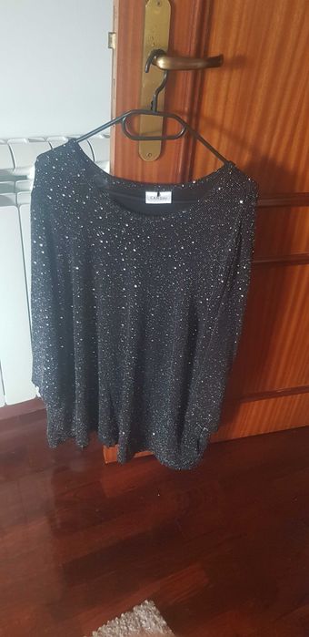 Tunica preta de malha de seda com elastano e brilhantes.