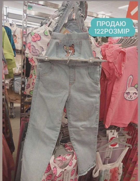 Продаю джинсовий комбінезон.