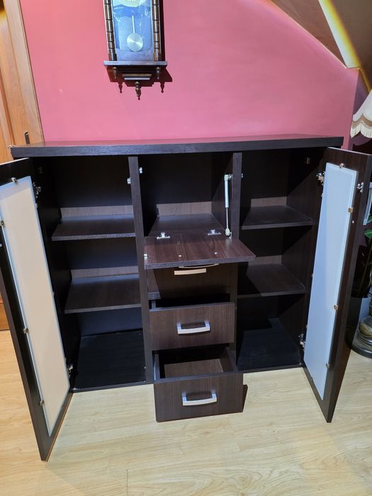 Zestaw solidnych mebli