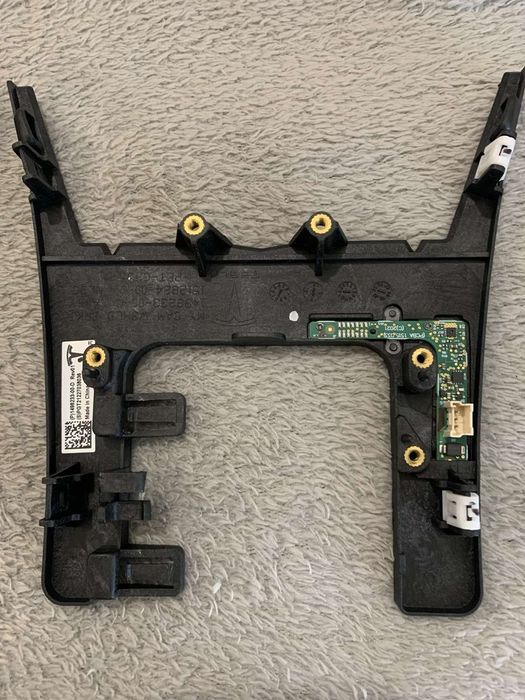 Tesla model Y кронштейн 149823300D передньої камери на склі з платою