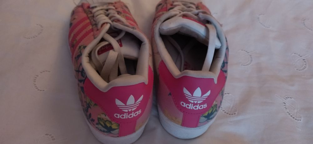 Ténis Adidas Superstar azul e rosa