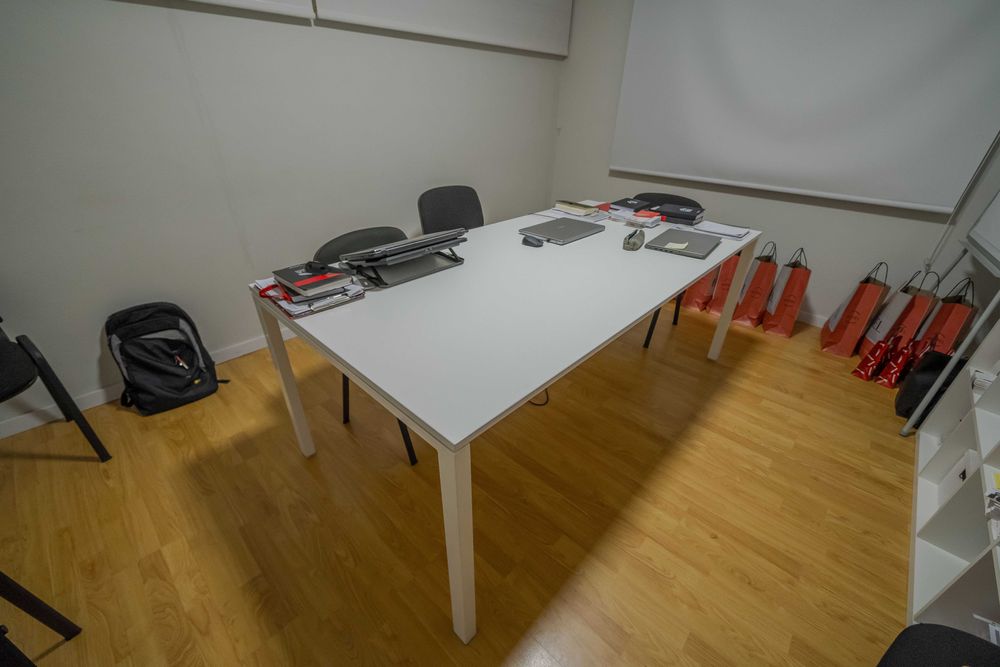 Mesa de reuniões branca