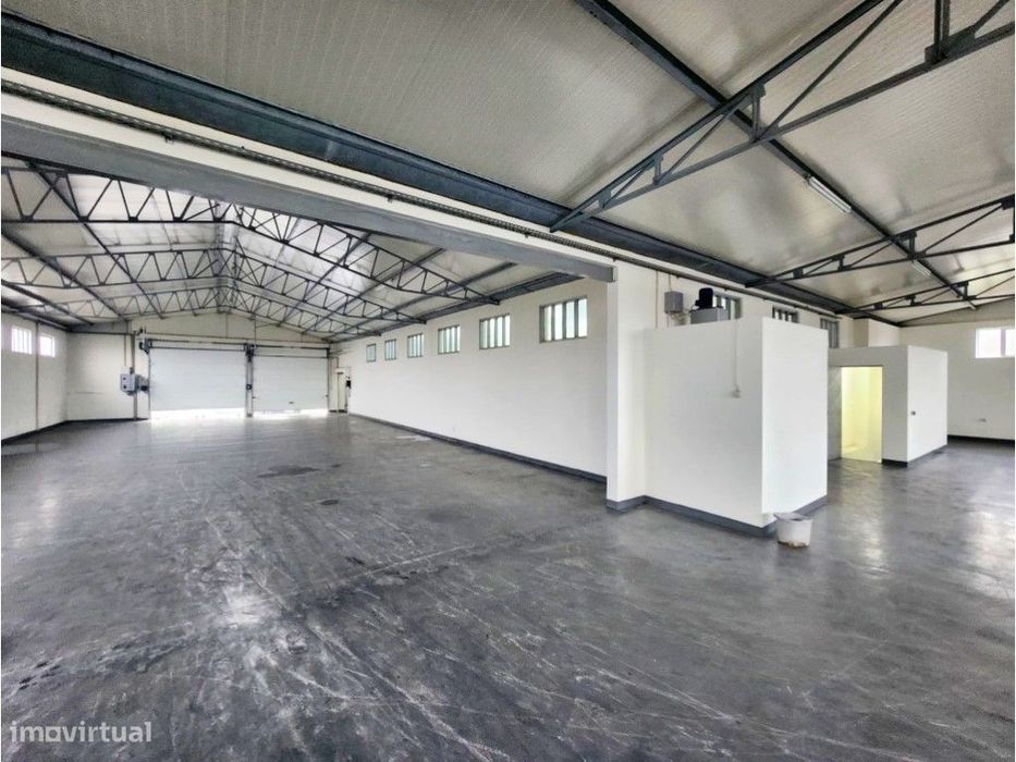 Armazém Renovado com Excelentes Acessos