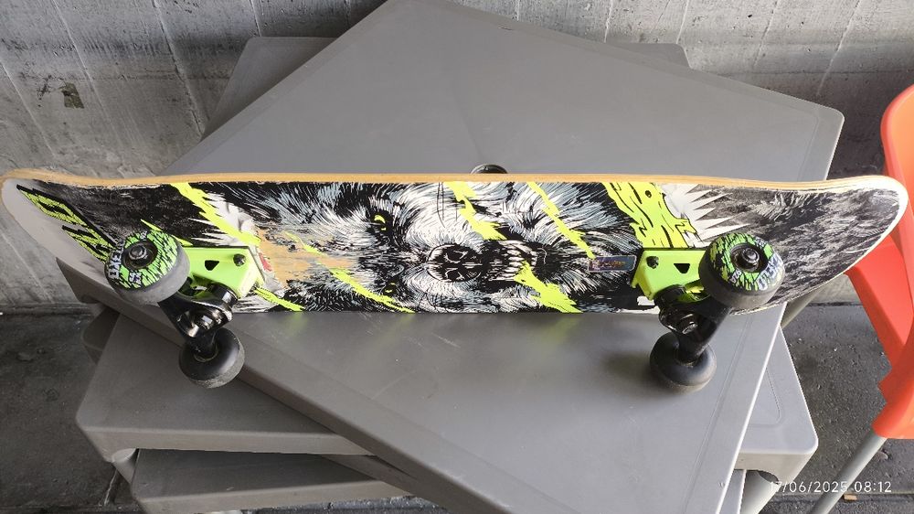 Skate OXELO Fluorescente usado em bom estado