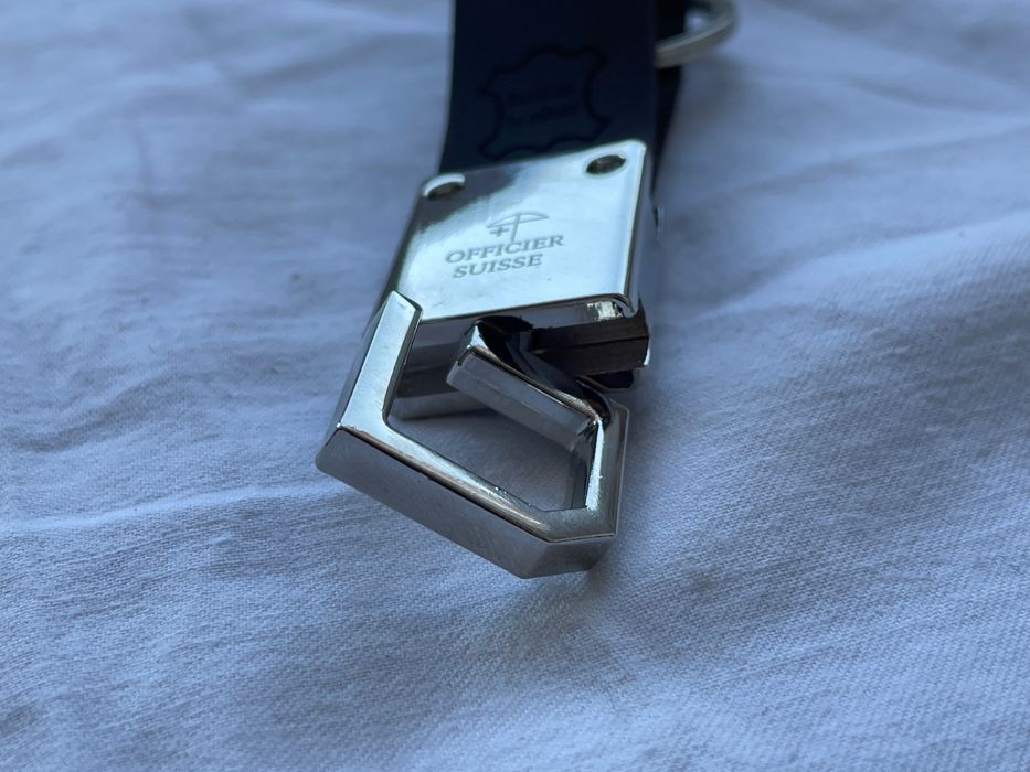 Брелок-карабин Victorinox с серебряной эмблемой, натур кожа. Новый