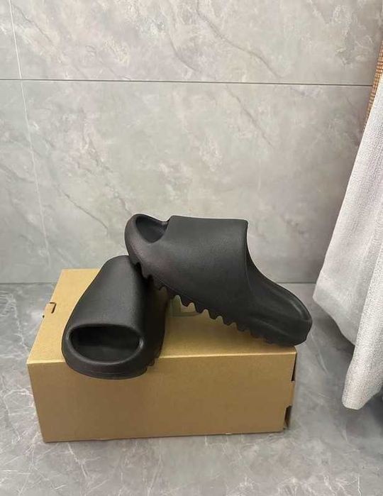 adidas Yeezy Slide / 42
