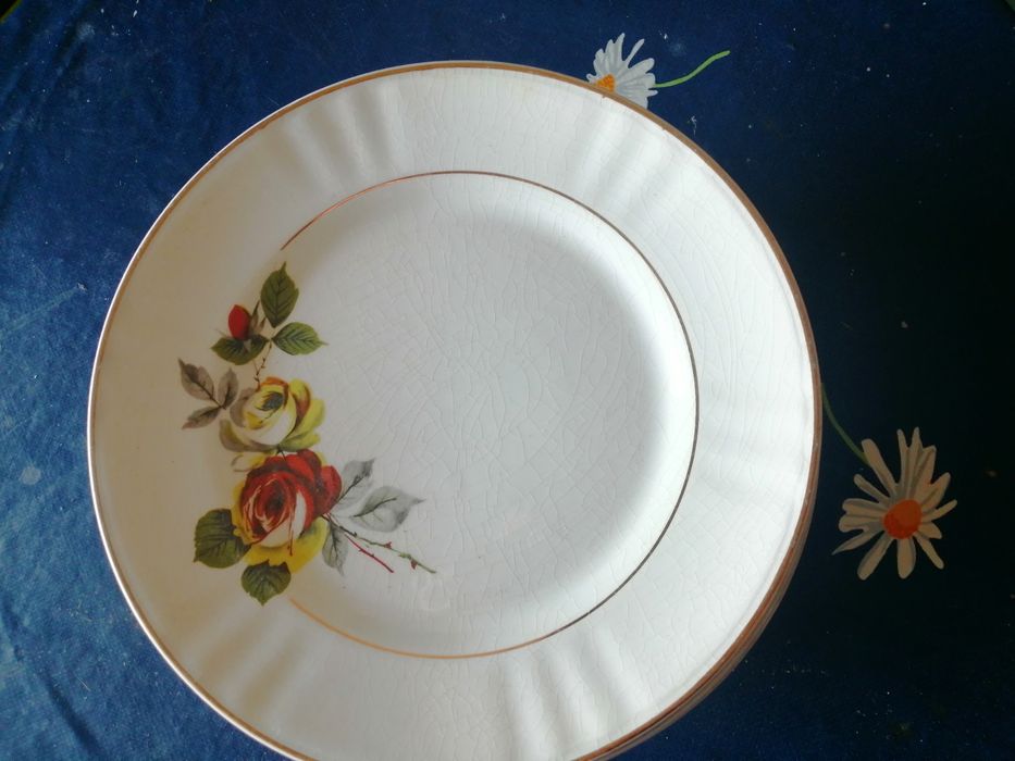 Antique Dinnerware Set432328674745395206