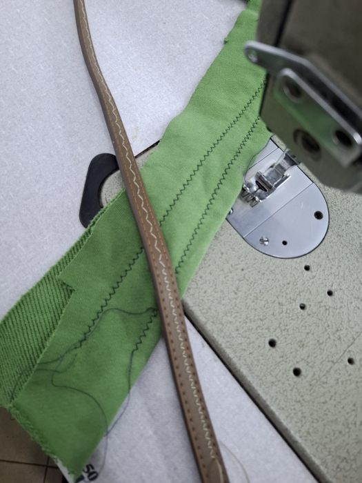 Máquina de ziguezague industrial está a monofasica