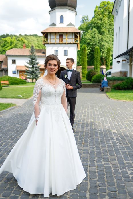 Продам ніжну весільну сукню.