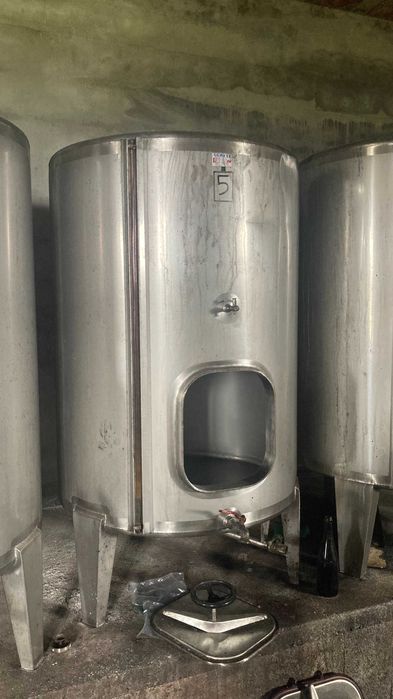 Cubas em Inox em bom estado. Prensa tudo a funcionar.