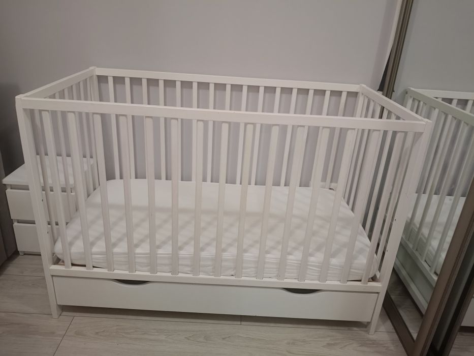Białe łóżeczko niemowlęce ARUŚ 120x60 z szufladą