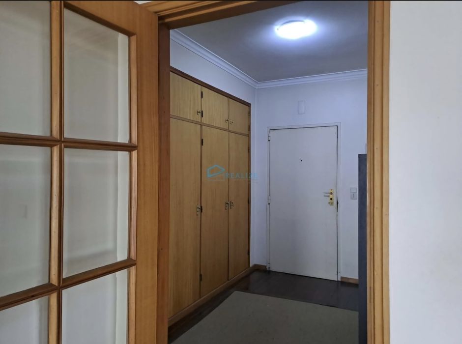 Apartamento T4 c/ garagens e sotão