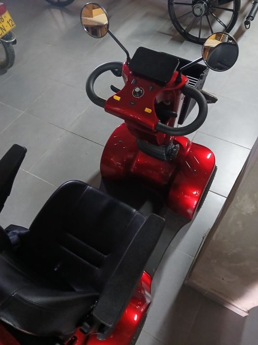 Mota de 4 rodas para idoso