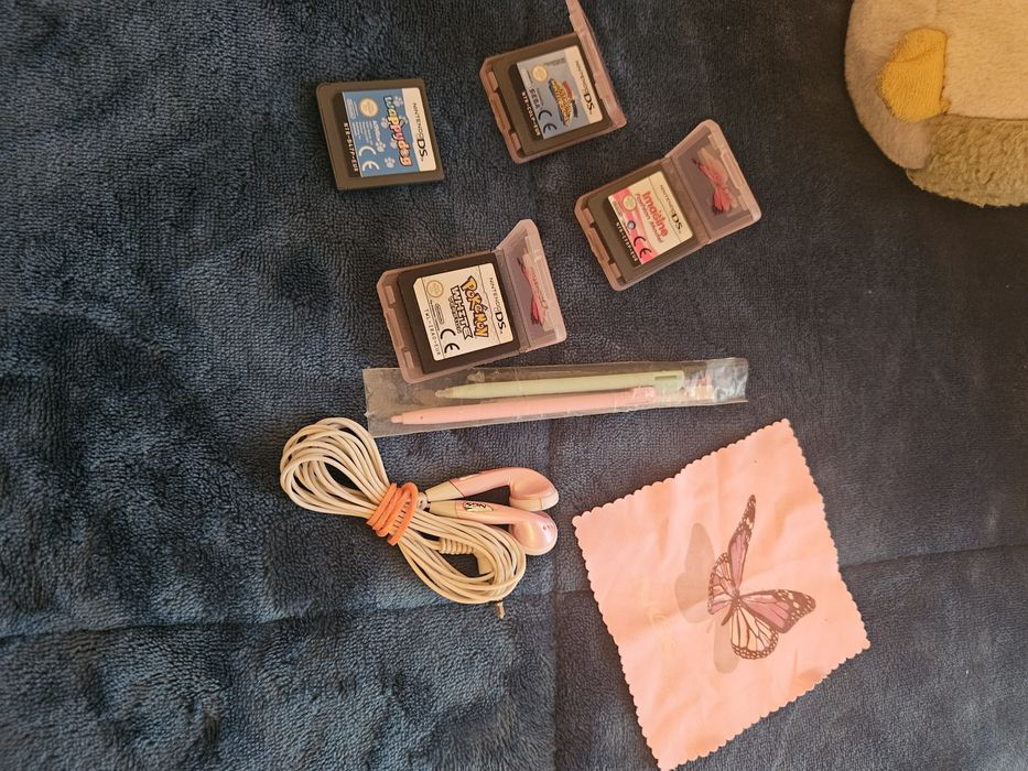 Pack Nintendo DSi Rosa + Jogo Pokémon White + Acessórios e Bolsa