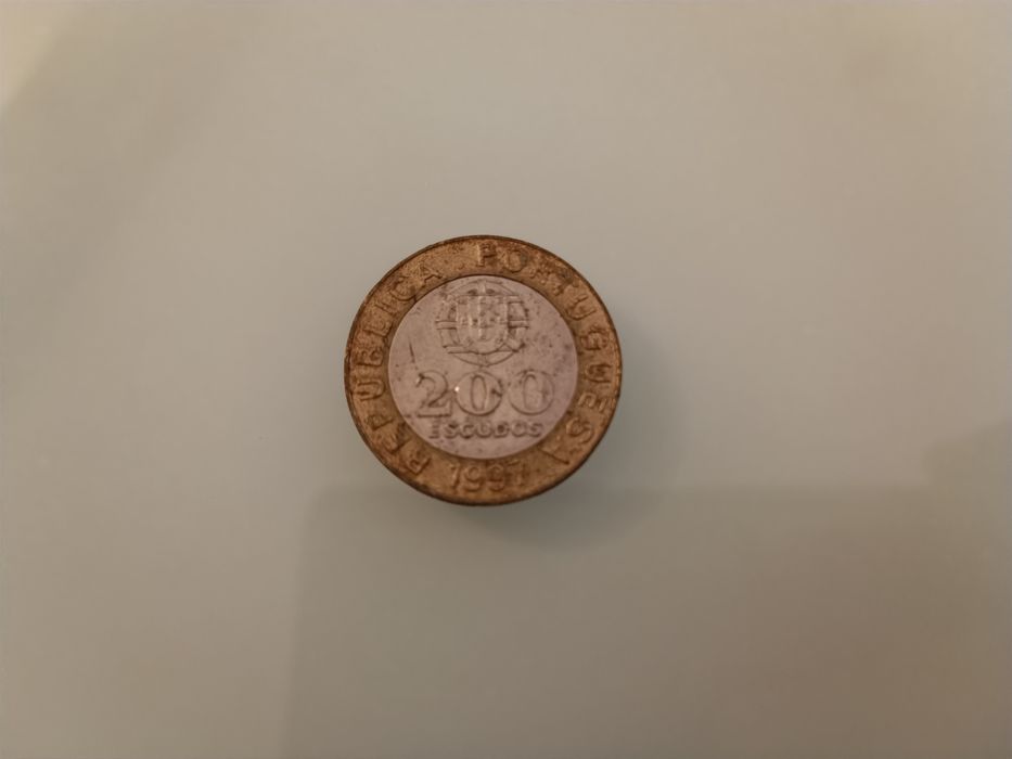 Moedas 200 escudos de vários anos e edições