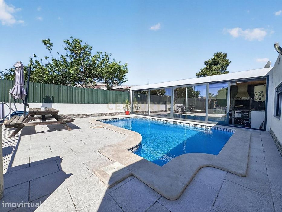 Moradia T2 com Jardim Relvado e Piscina - Fernão Ferro, Seixal