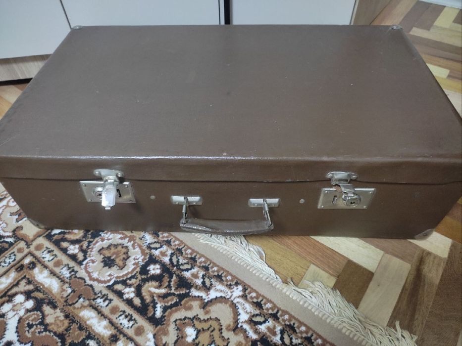 Великий коричневий чемодан