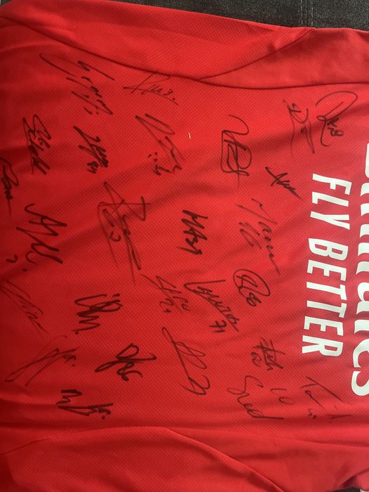 t shirt SL Benfica assinada pelo plantel inteiro da temporada 25/26