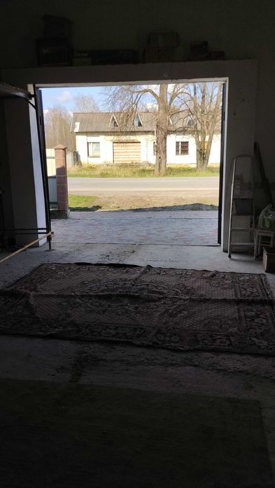 Будинок з приміщенням та обладнанням для шиномонтажу