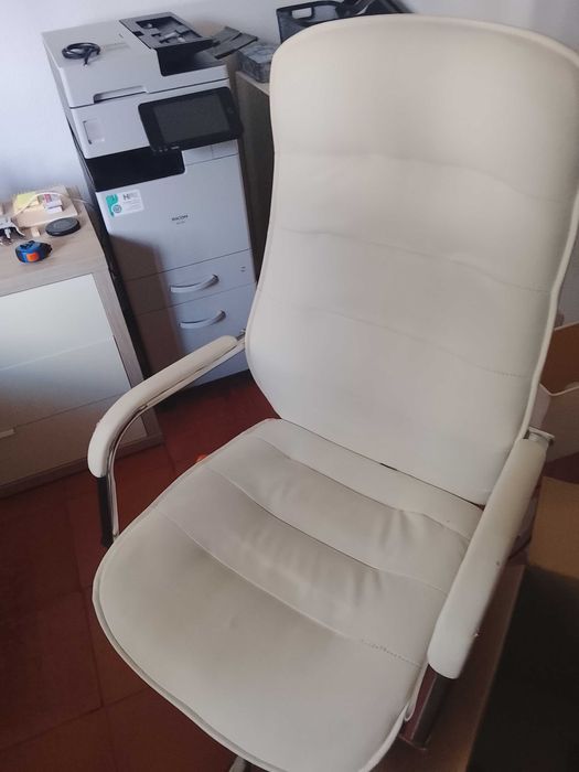 Secretaria com cadeira