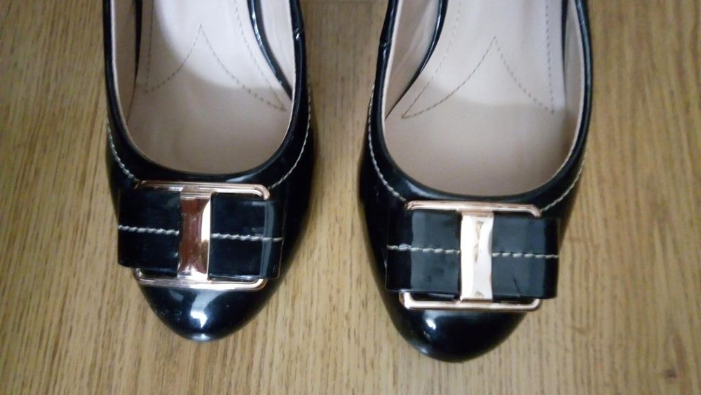 Czarne czółenka z ozdobną klamerką, roz.38