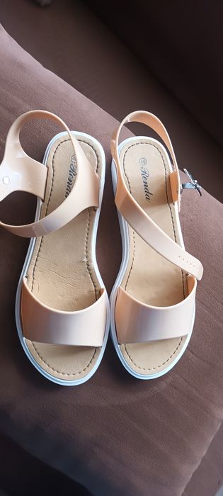 Beżowe sandałki damskie
