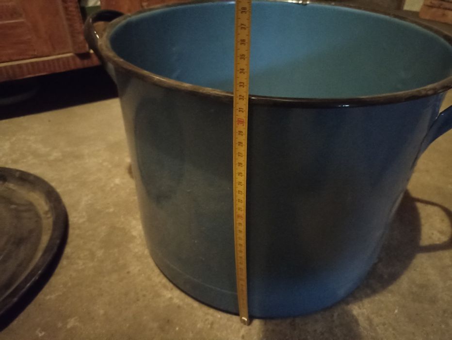 Duże garnki i miska