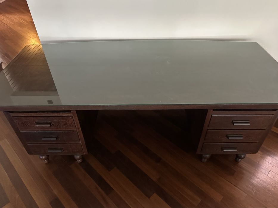 Mesa de madeira de pau santo