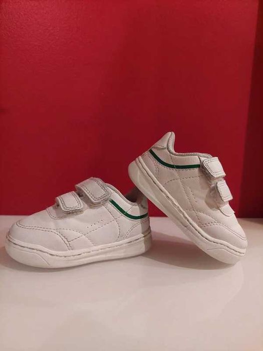 Tenis brancos bebe com velcro