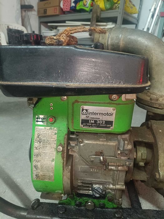 Vendo ou troco. Bomba de tirar água intermotor 302