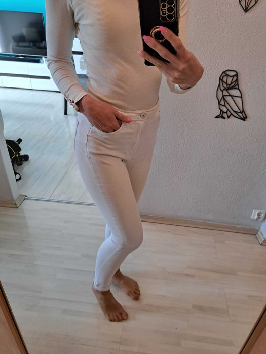 Białe dżinsowe spodnie 34