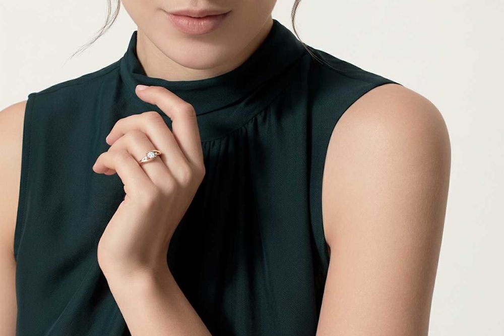 Кольцо из красного золота с маусанитами