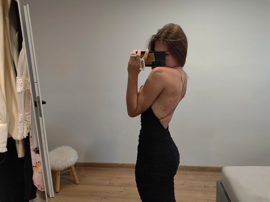 czarna sukienka midi