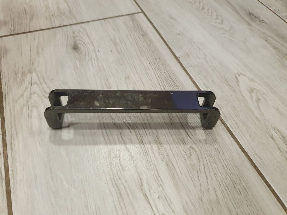 Uchwyt do szafki metalowy, używany