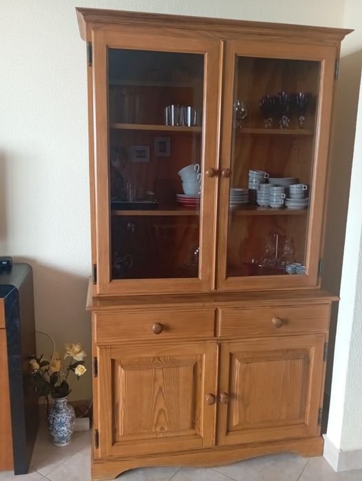 Aparador alto de madeira