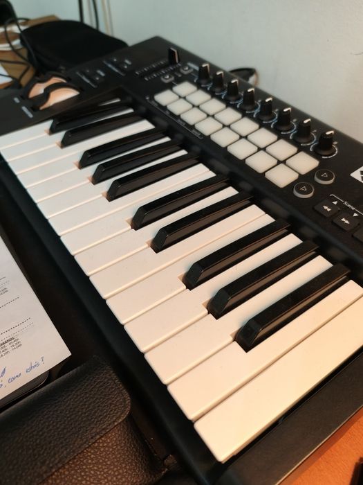 Teclado Midi Novation LaunchKey 25 MK2