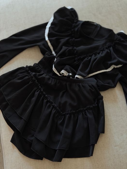 Чорна комбінезон-сукня з рюшками та білою обробкою з акцентом на таліі