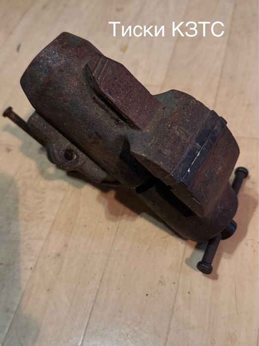 Тиски  КЗТС СССР слесарные  инстумент