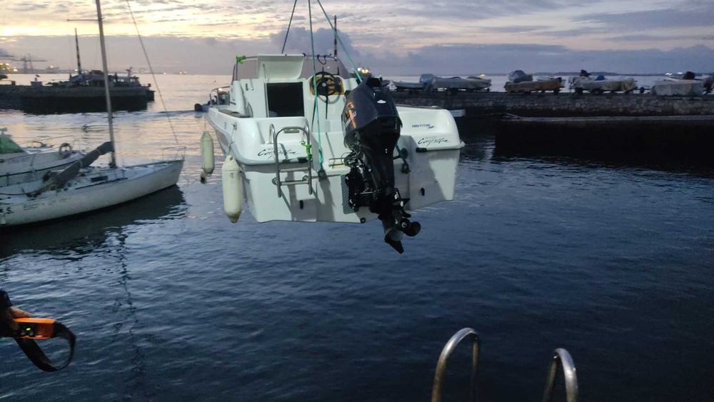 Vendo barco semi cabinado Sabor 460 em muito bom estado, motor novo