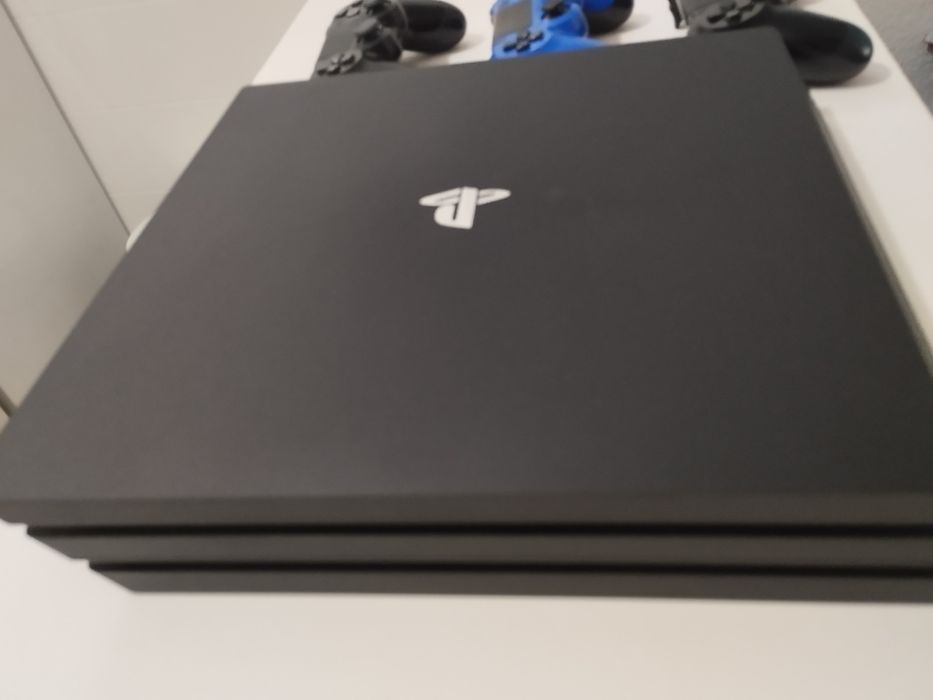 PS4 Pro em ótimo estado com 3 comandos