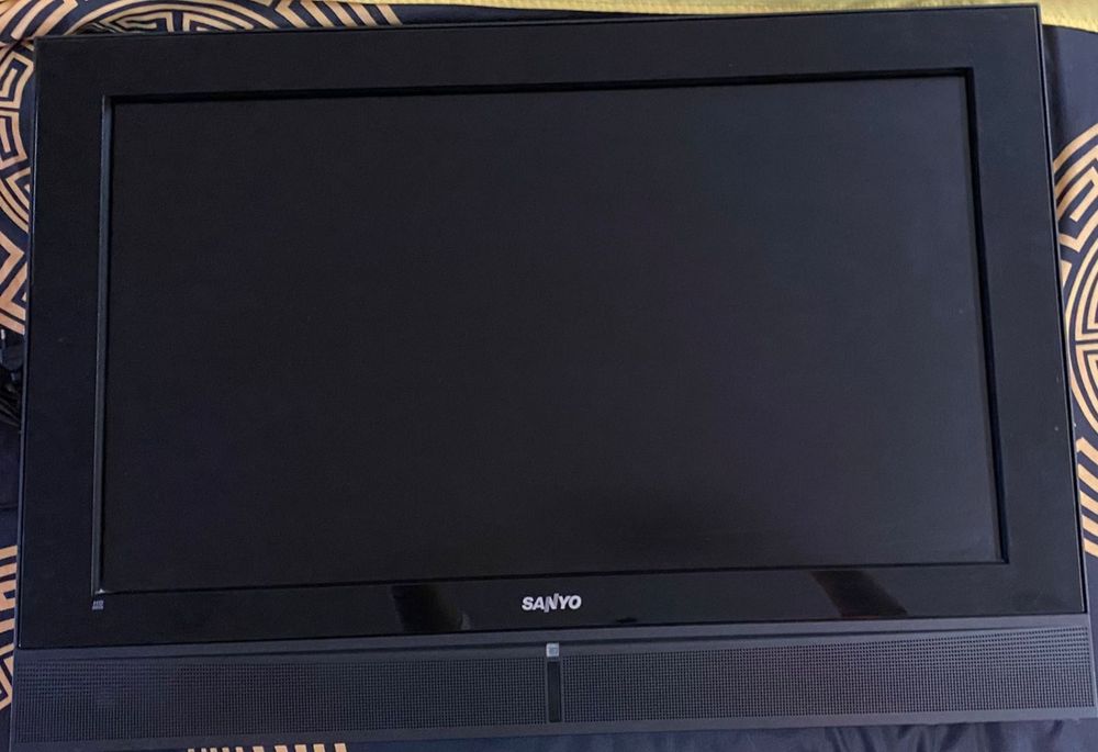Vendo TV  SANYO   com comando