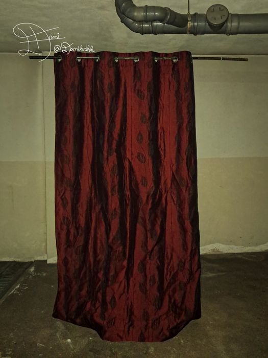 1 Curtain | Red | +2 Pairs of Tiebacks | 2,25m L/1,37m W | 2010s