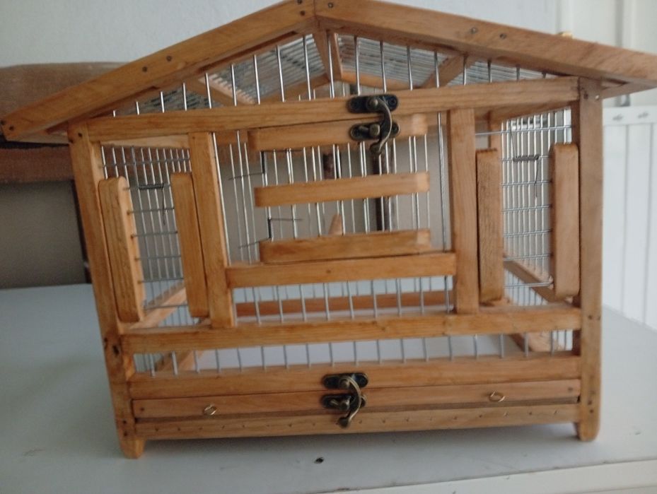 Gaiola artesanal em madeira