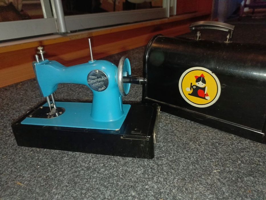 Дитяча швейна машинка СССР