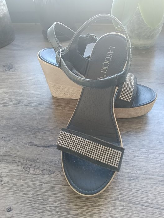 Granatowe sandałki Lasocki, na koturnie , ze zdobieniami